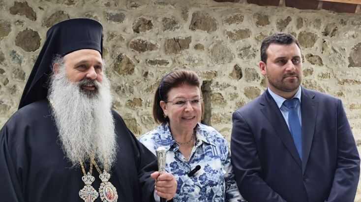 Τη Λίνα Μενδώνη συνόδευαν στις αυτοψίες η Προϊσταμένη της Εφορείας Αρχαιοτήτων Τρικάλων Κρυσταλλία Ματζανά, ο Δήμαρχος Τρικκαίων  Νίκος Σακκάς και υπηρεσιακά στελέχη του ΥΠΠΟ