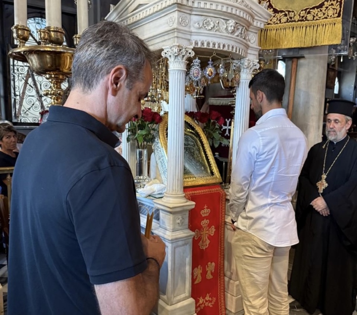 Μητσοτάκης και Τζόκοβιτς βρέθηκαν στην Τήνο και προσκύνησαν μαζί τη Μεγαλόχαρη, με δεκάδες παρευρισκόμενους να τους αναγνωρίζουν και να τους χαιρετούν