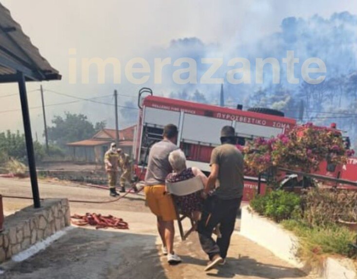 Απομάκρυνση ηλικιωμένης λόγω της φωτιάς στη Ζάκυνθο