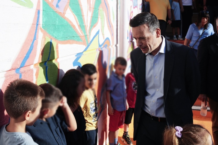 Ο δήμαρχος Αθηναίων, Χάρης Δούκας με παιδιά σε σχολείο στην Αθήνα