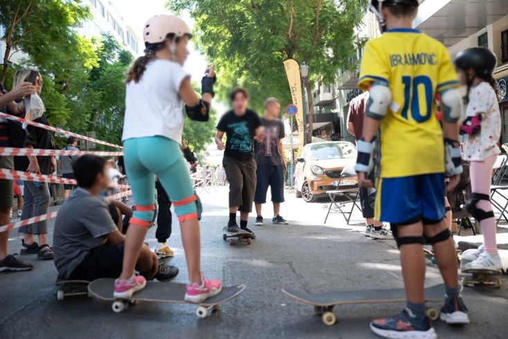 Παιδιά κάνουν σκέιτ στην οδό Αθηνάς