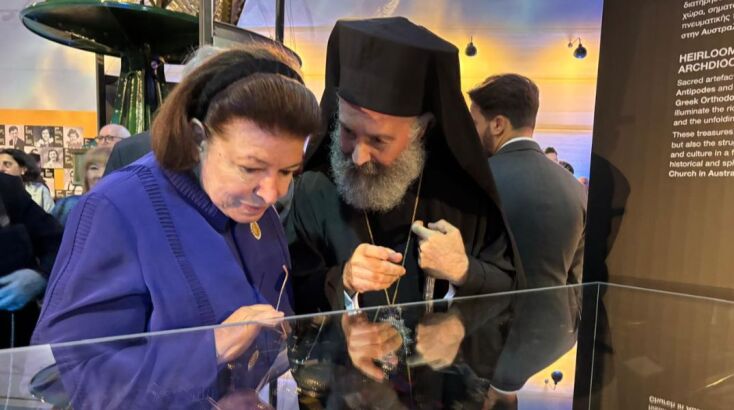 Ο Αρχιεπίσκοπος Αυστραλίας κ.κ. Μακάριος ξεναγεί την Υπουργό Πολιτισμού στην έκθεση των κειμηλίων (1)