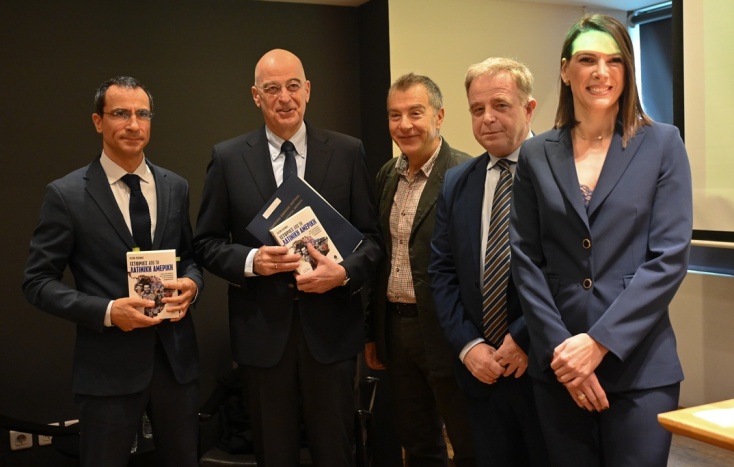 Στιγμιότυπο με τους συντελεστές της παρουσίασης του βιβλίου του Ιάσωνα Πιπίνη