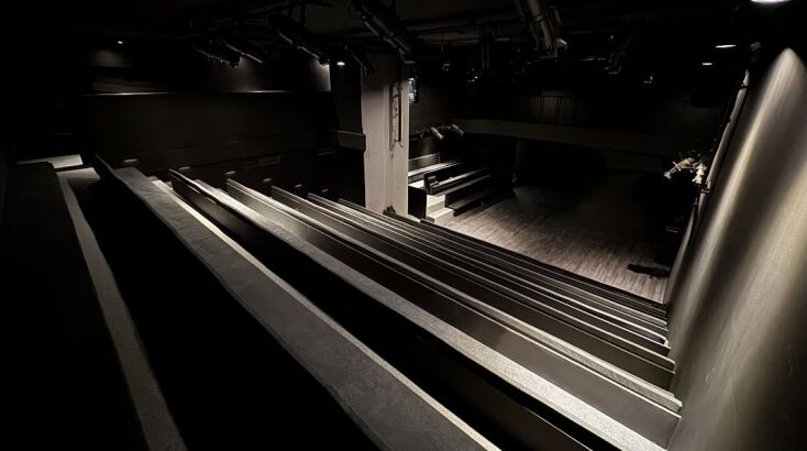 Είναι ο πρώτος θεατρικός χώρος που εγκαθίσταται στην πλατεία, φιλοδοξώντας να αποτελέσει έναν νέο πυρήνα πολιτιστικής ζωής στο κέντρο της πόλης.