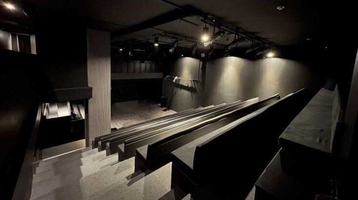 Το Θέατρο Μαβίλη φιλοδοξεί να αποτελέσει έναν ανοιχτό, προσβάσιμο και φιλόξενο χώρο για το κοινό της Αθήνας όλες τις εποχές του χρόνου