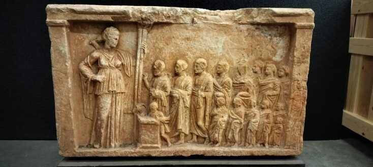 Αττικό μαρμάρινο αναθηματικό ανάγλυφο του β μισού 4ου αι π. Χ.