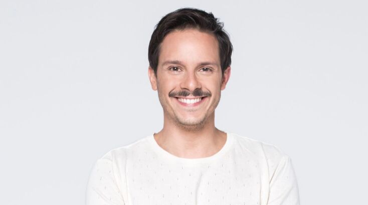 Την παρουσίαση της βραδιάς αναλαμβάνει ο ηθοποιός Δημήτρης Μακαλιάς.