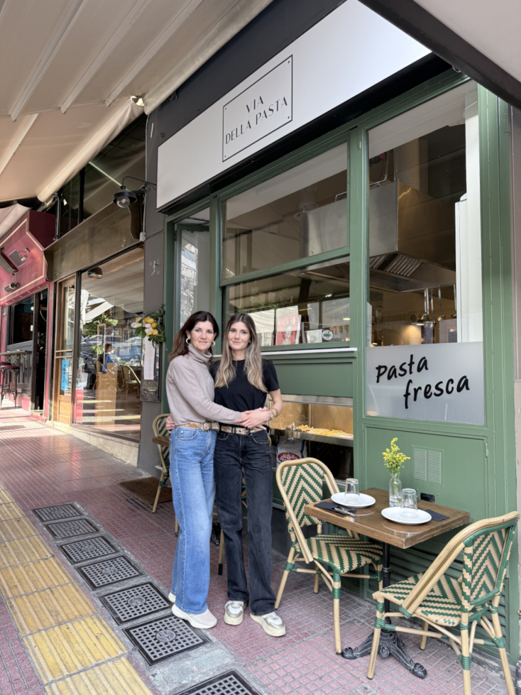 Μητέρα και κόρη μπροστά από το ιταλικό τους