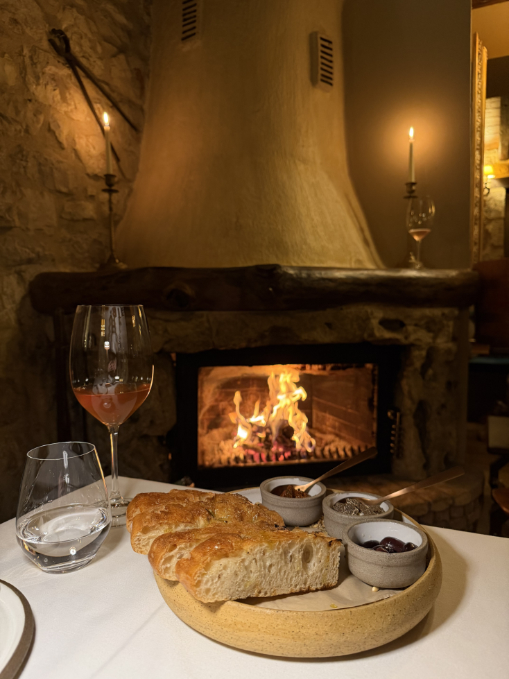 Κρασί μπροστά στο τζάκι