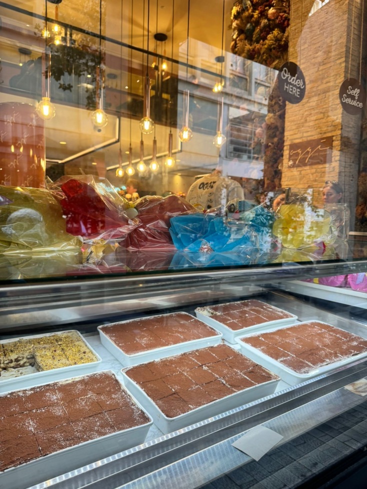 Τα ταψιά με το τιραμισού στη βιτρίνα