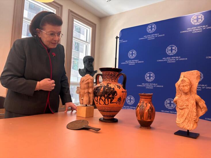 Πέντε πολύτιμες αρχαιότητες επιστρέφουν από το Σικάγο στην Ελλάδα, μετά από δωρεά της οικογένειας Γκρέι και συντονισμένες ενέργειες του υπουργείου Πολιτισμού.
