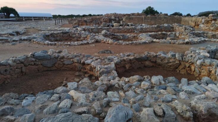 Αρχαίοι σιροί (σιλό) στο Μινωικό Ανάκτορο των Μαλίων (1)
