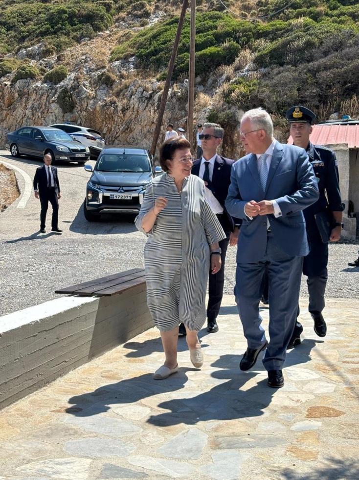 O Πρόεδρος της Δημοκρατίας, Κωνσταντίνος Τασούλας, με την υπουργό Πολιτισμού, Λίνα Μενδώνη στο Αγαθονήσι
