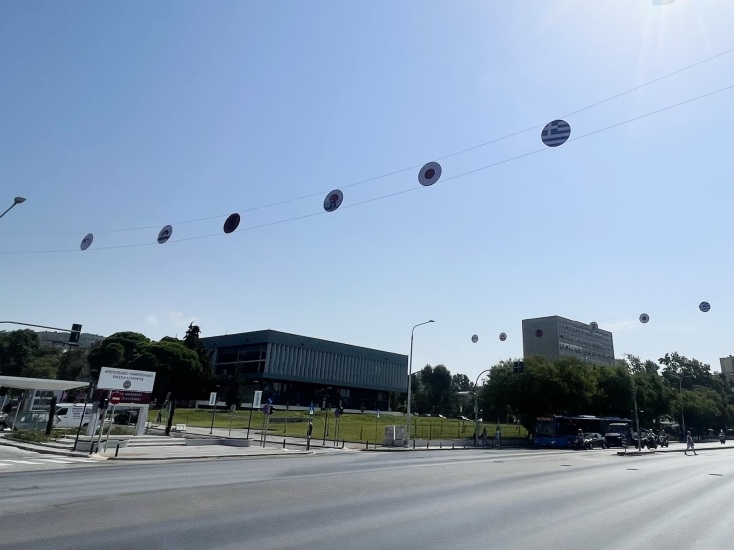 Πάνω από 400 ιαπωνικά και ελληνικά σύμβολα στολίζουν τη Θεσσαλονίκη για την 90ή ΔΕΘ - Η Ιαπωνία συμμετέχει ως τιμώμενη χώρα με πλούσιες εκδηλώσεις.