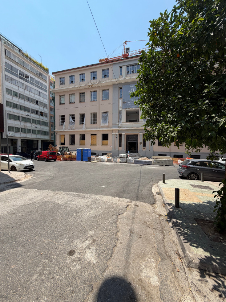 Ασφαλόστρωση στην πλατεία Θεάτρου