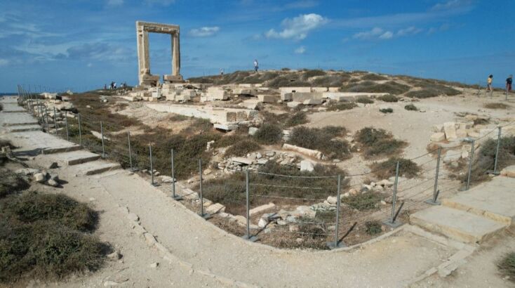 Πορτάρα: Ο Δήμος Νάξου παραιτείται από το αίτημα της άμεσης απομάκρυνσης της προσωρινής περίφραξης του Μνημείου