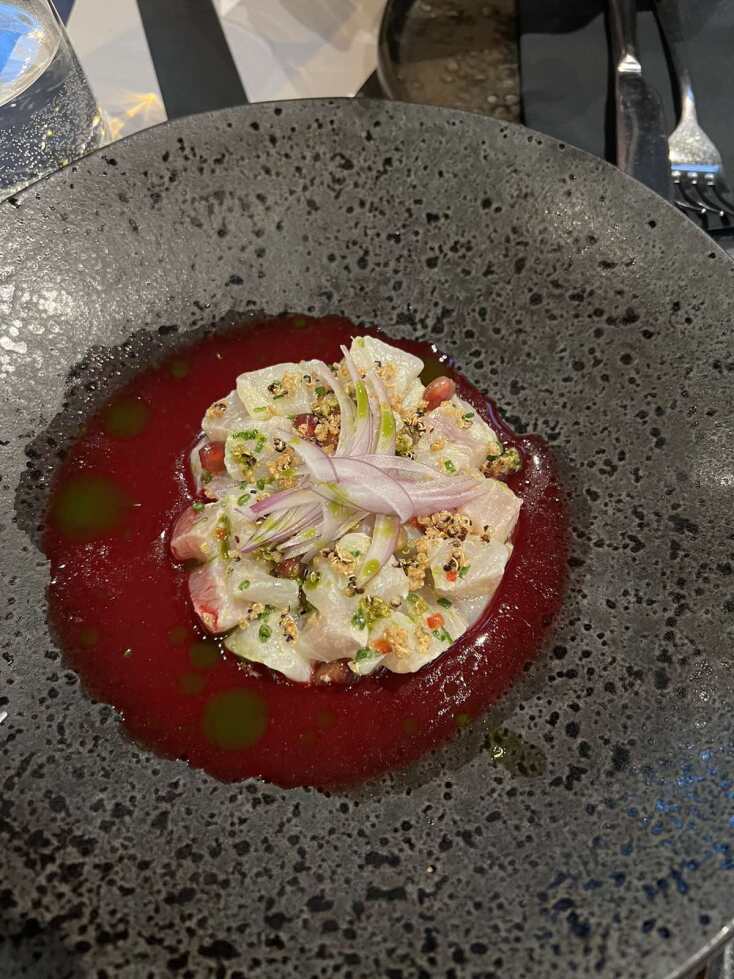 Σεβίτσε λαβράκι που το διαδέχεται, με γάλα τίγρης, χυμό παντζαριού και λάδι κόλιανδρου