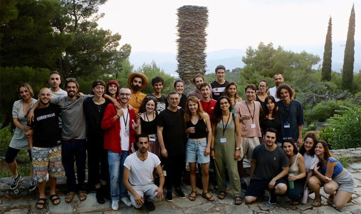 Αναμνηστική φωτογραφία συμμετεχόντων σπουδαστών δραματικών σχολών. Στο κέντρο, ο σκηνοθέτης και συνοδός τους Γιώργος Ζαμπουλάκης.