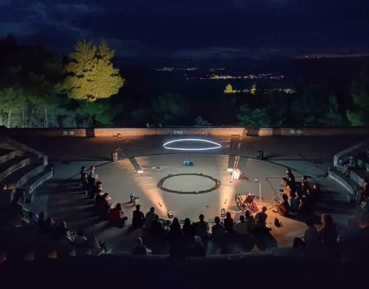 Από την παράσταση-εγκατάσταση «Crumbs» στο θέατρο Φρύνιχος