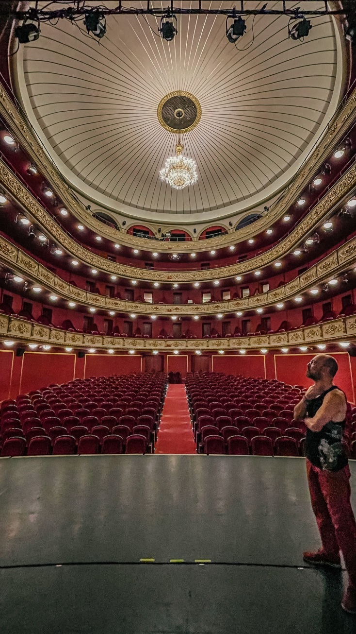 Ο Γιάννης Ευθυμιάδης μιλάει για τη θεατρική παράσταση «Αλκίνοος» που ανεβαίνει στη σκηνή Ω του Δημοτικού Θεάτρου Πειραιά τον Σεπτέμβριο και βασίζεται στο ομώνυμο ποίημα του