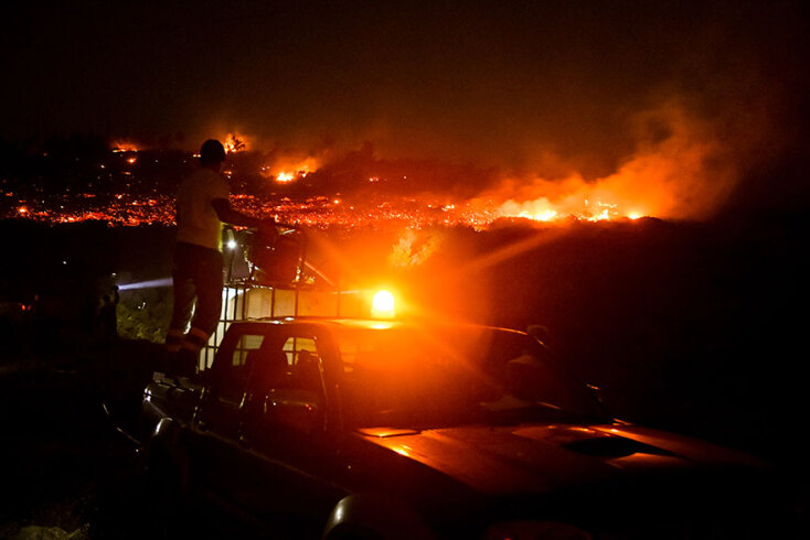 Η ολονύχτια μάχη με την πύρινη λαίλαπα σε 15 εικόνες