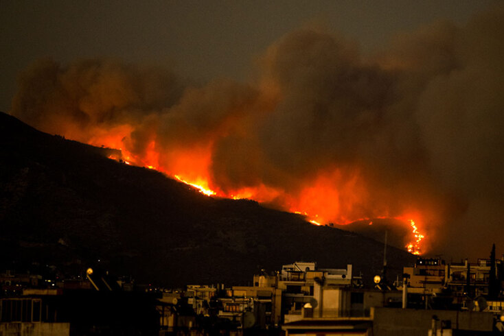 Η ολονύχτια μάχη με την πύρινη λαίλαπα σε 15 εικόνες