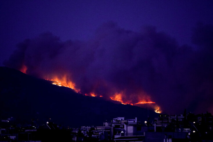 Η ολονύχτια μάχη με την πύρινη λαίλαπα σε 15 εικόνες