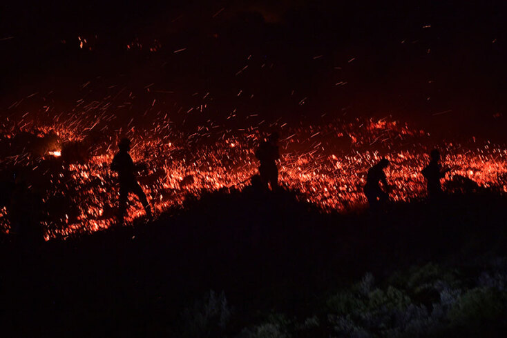 Η ολονύχτια μάχη με την πύρινη λαίλαπα σε 15 εικόνες