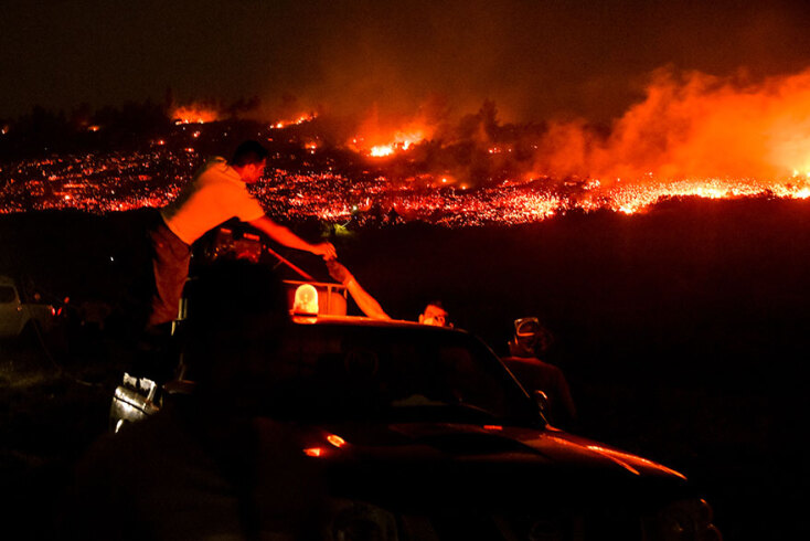Η ολονύχτια μάχη με την πύρινη λαίλαπα σε 15 εικόνες