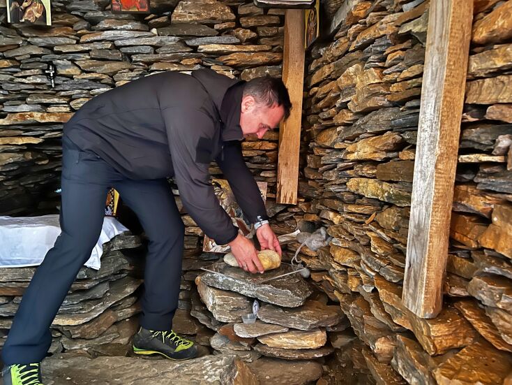 Τοποθέτηση πέτρας από τον οδηγό μας, Σπύρο