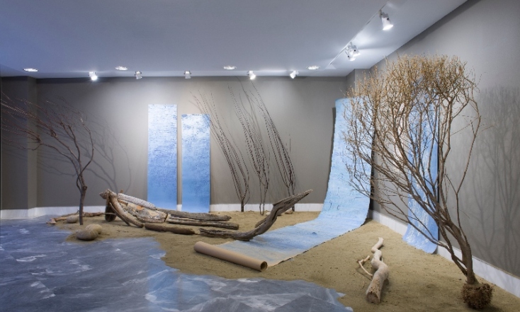 Αλεξάνδρα Αθανασιάδη (1961- ), «Σύνθεση με έργα με νερό, βότσαλα». 