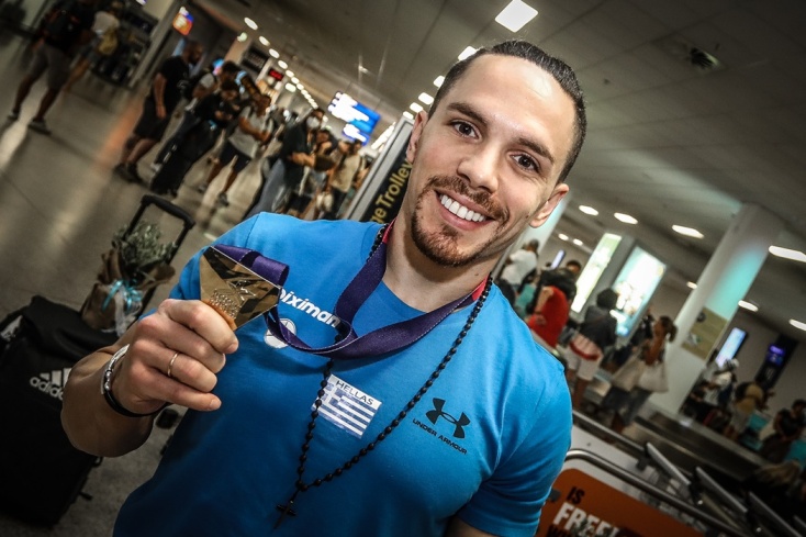 Ο Λευτέρης Πετρούνιας ποζάρει με το χρυσό του μετάλλιο