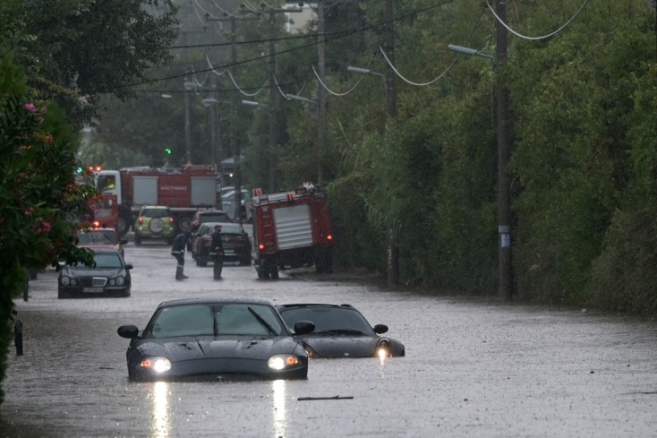 Κακοκαιρία στη Σταμάτα - Πλημμυρισμένοι δρόμοι - Απεγκλωβισμοί οδηγών 