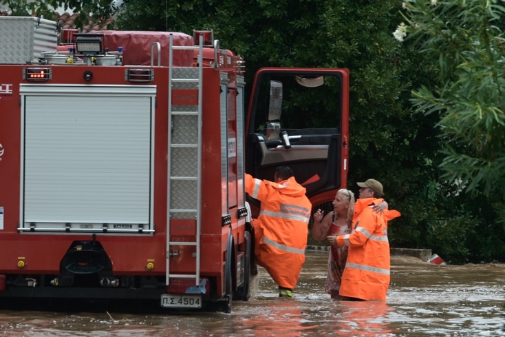 Κακοκαιρία στη Σταμάτα - Πλημμυρισμένοι δρόμοι - Απεγκλωβισμοί οδηγών 