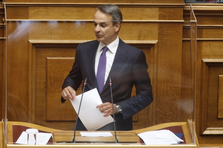 Ο Κυριάκος Μητσοτάκης κρατά έγγραφα στο βήμα της Βουλής