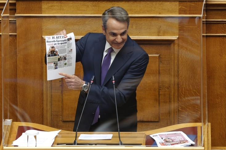 Ο Κυριάκος Μητσοτάκης στο βήμα της Βουλής κρατά αντίγραφο πρωτοσέλιδου της Αυγής