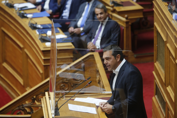 Ο Αλέξης Τσίπρας στο βήμα της Βουλής και πίσω του στα κυβερνητικά έδρανα ο πρωθυπουργός Κυριάκος Μητσοτάκης