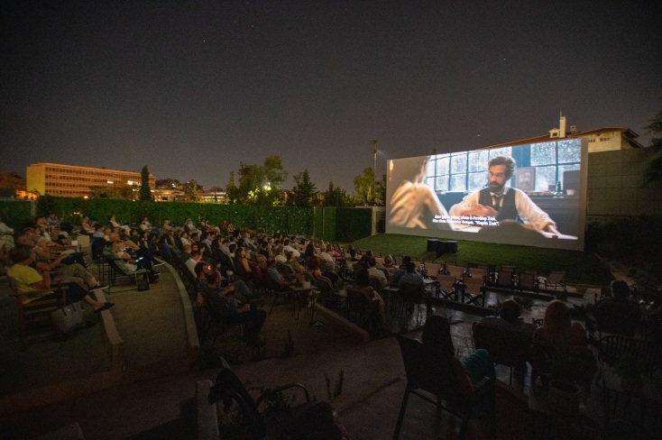 Cine Πολεμικό Μουσείο στην οδό Ριζάρη: Ο θερινός κινηματογράφος που άνοιξε το φετινό καλοκαίρι στην Αθήνα.