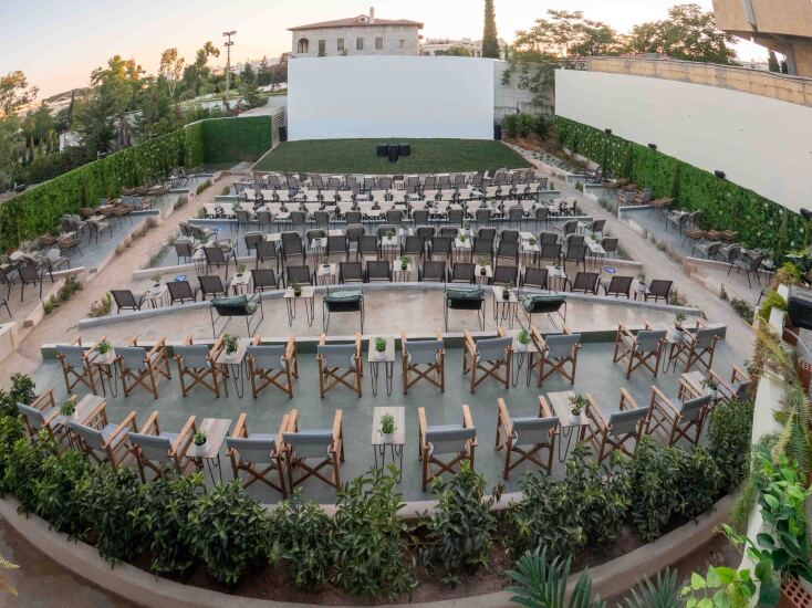 Cine Πολεμικό Μουσείο στην οδό Ριζάρη: Ο θερινός κινηματογράφος που άνοιξε το φετινό καλοκαίρι στην Αθήνα.