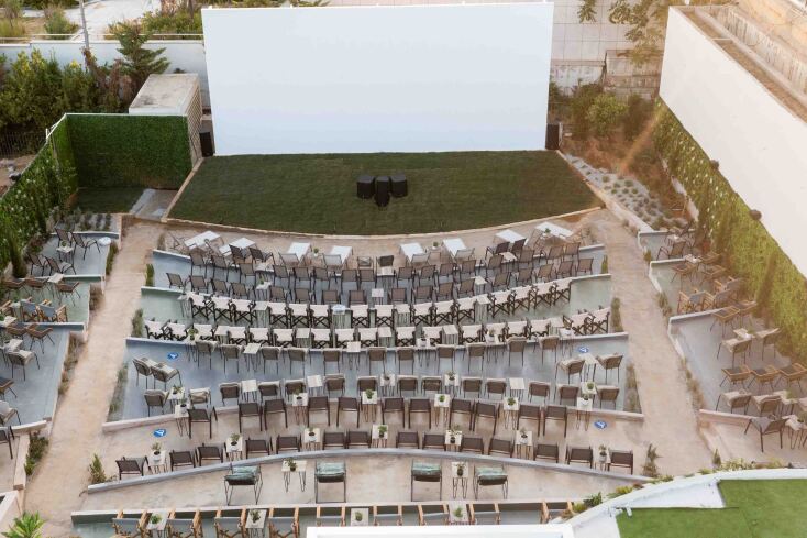 Cine Πολεμικό Μουσείο στην οδό Ριζάρη: Ο θερινός κινηματογράφος που άνοιξε το φετινό καλοκαίρι στην Αθήνα.