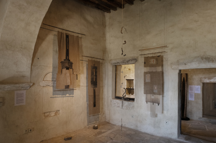 Υφαντά της Ειρήνης Γκόνου στην έκθεση "Ταπισερί" στον Πύργο Μπαζαίου στη Νάξο