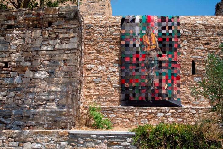 Δημιουργία του Νίκου Κόνιαρη στην έκθεση "Ταπισερί" στον Πύργο Μπαζαίου στη Νάξο