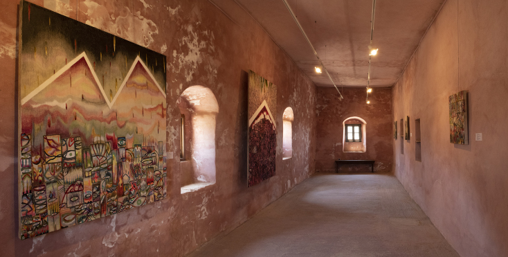 Δημιουργίες της Ζωής Γαϊτανίδου στην έκθεση "Ταπισερί" στον Πύργο Μπαζαίου στη Νάξο