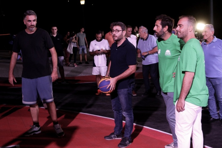 Ο Νίκος Ανδρουλάκης στη μέση της φωτογραφίας κρατά στα χέρια του μπάλα μπάσκετ