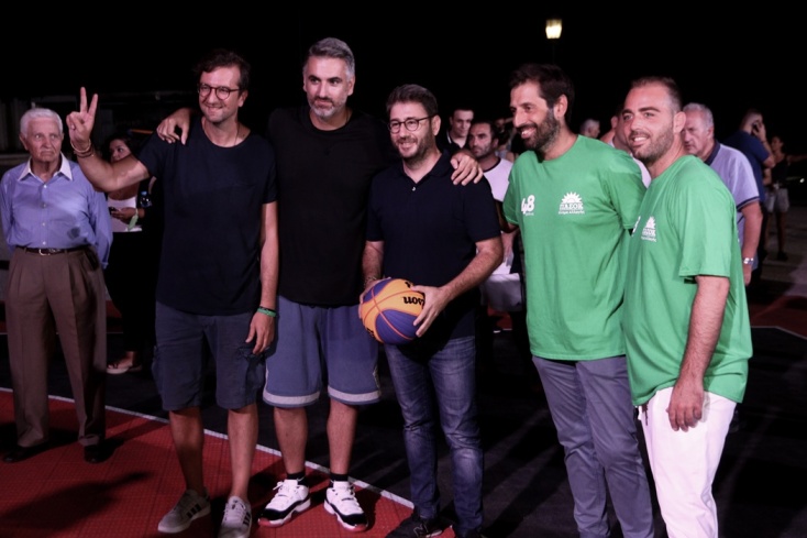 Ο Νίκος Ανδρουλάκης παίζει μπάσκετ