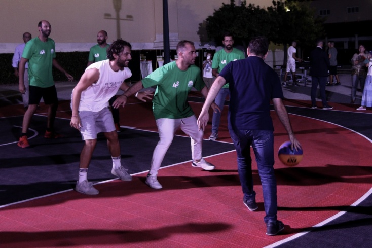 Ο Νίκος Ανδρουλάκης σουτάρει για τρίποντο σε αγώνα μπάσκετ