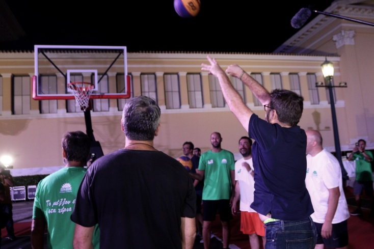 Ο Νίκος Ανδρουλάκης παίζει μπάσκετ