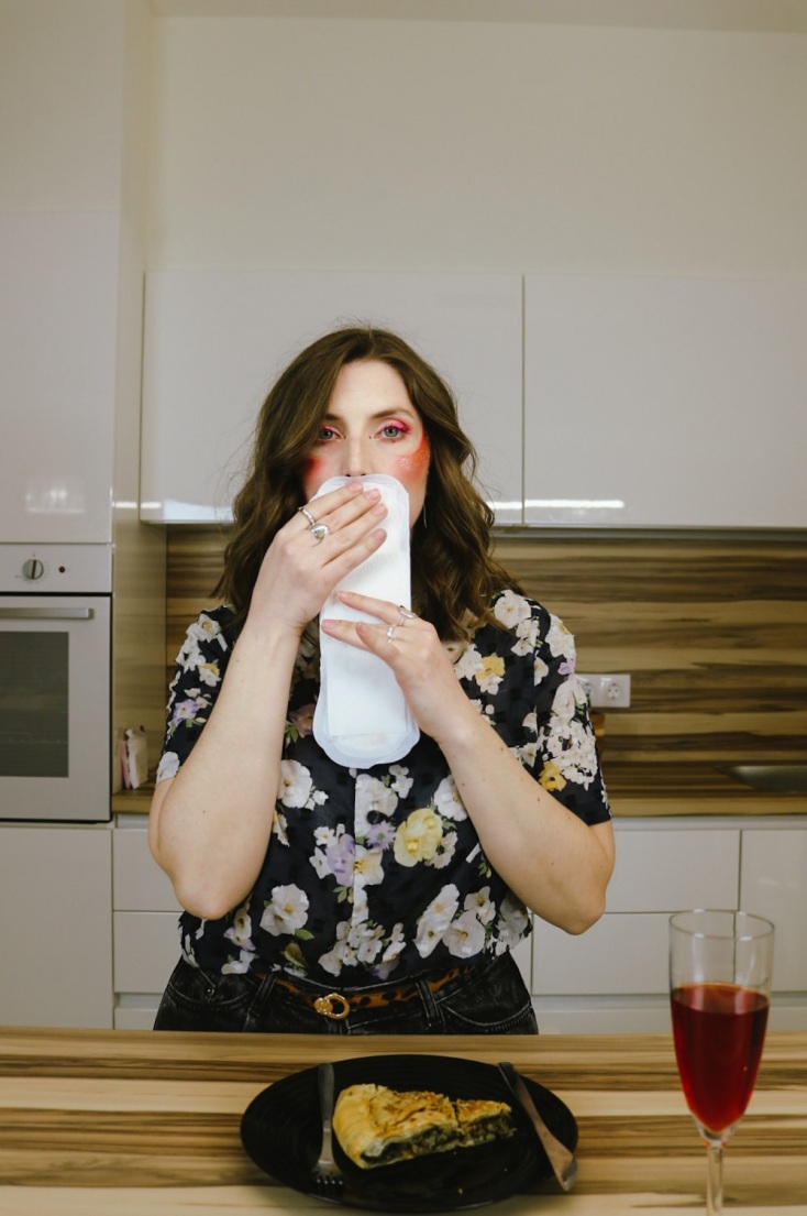 Η  σεναριογράφος και τραγουδίστρια Αθηνά Τσαγκαράκη,  μια από τις «allies» της καμπάνιας «It's Time to Act, Period.»