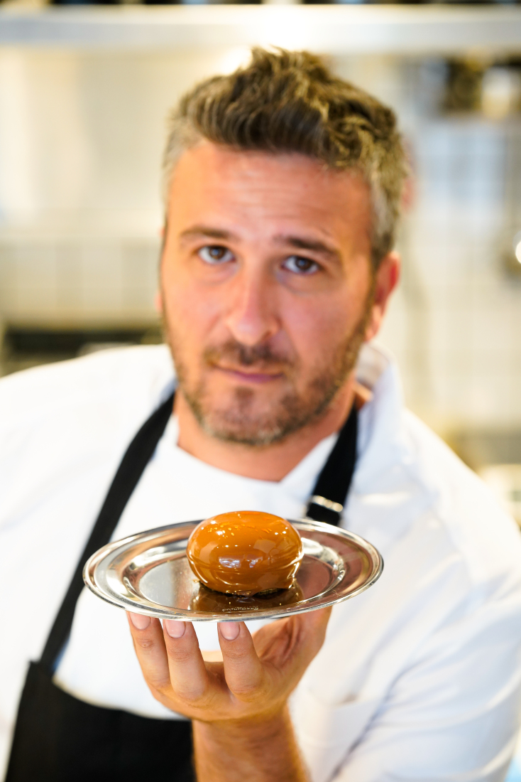 Ο pastry chef του Ρεσιτάλ, Δημήτρης Γεωργόπουλος με την μους γάλακτος 