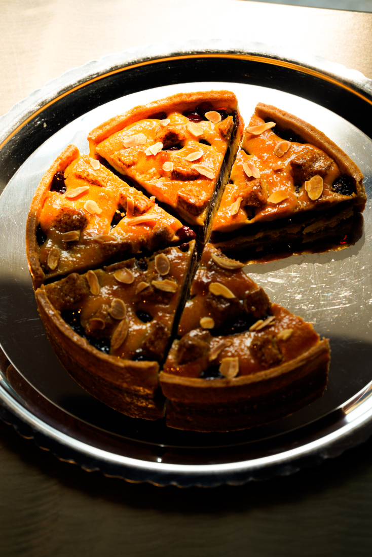 Βάσκικη τάρτα κονφί μαυροκέρασο, μπισκότο βουτύρου, αμυγδαλόκρεμα